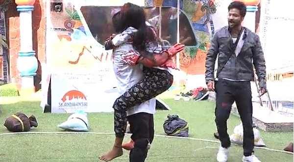 హారికను ఎలా పడితే అలా.. ఎక్కడ పడితే అక్కడ.. అమ్మా రాజశేఖర్ రింగులో రంగు