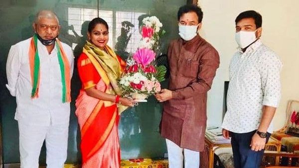 కేంద్ర మంత్రితో బిగ్ బాస్ కంటెస్టెంట్ భేటీ: ఆ పార్టీలో చేరేందుకు రంగం సిద్ధం