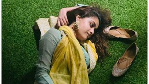 చెప్పులు తల దగ్గర పెట్టుకుని పడుకుంది.. కీర్తి సురేష్ పోస్ట్ వైరల్