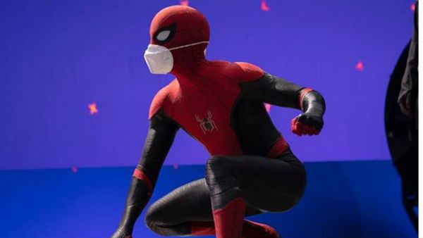 స్పైడర్ మ్యాన్‌కు తప్పని మాస్క్.. పొట్ట చెక్కలయ్యేలా నవ్వుతూ.. ఫోటో వైరల్