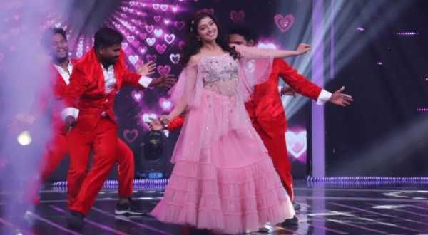 బిగ్‌బాస్ తెలుగు 4 గ్రాండ్ ఫినాలే లైవ్: దుమ్మురేపిన అందాల భామలు.. ప్రణిత, లక్ష్మీరాయ్, మోహ్రీన్