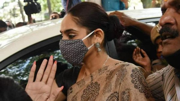 రాగిణి ద్వివేది డ్రగ్ కేసులో ట్విస్టు.. కన్నడ సర్కార్‌కు సుప్రీం కోర్టు ఝలక్