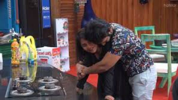 శృతి మించిన అఖిల్ రొమాన్స్: వెనుక నుంచి హగ్ చేసుకుని.. బాత్‌రూంలో ఏం చేశానో చెప్పనా అంటూ!