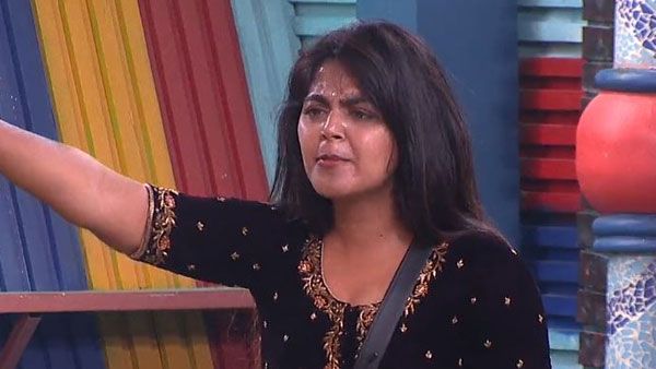 అభిజిత్ ఫ్యాన్స్ మీద సైబర్ కేసులు.. ఒకచోట అలా మరో చోట ఇలా.. మోనాల్ కామెంట్స్ వైరల్