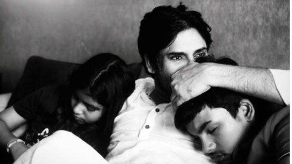 అలా ఒళ్లో వాలి నిద్రపోయి.. రేణూ దేశాయ్ ఇంట్లో పవన్ కళ్యాణ్!.. అభిమానులకు కిక్కిచ్చే ఫోటో