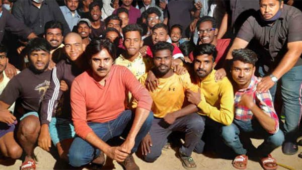 అభిమానుల కోసం మోకాళ్ళపై పవన్ కళ్యాణ్.. ఇందుకే కదా ఆయనంటే అంత ఇష్టం!