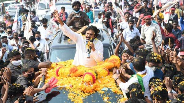 మీ సీఎం సాబ్‌కు ఈ వకీల్ సాబ్ హెచ్చరికగా చెప్పండి.. డైలాగ్ తో అదరగొట్టిన పవన్ కళ్యాణ్