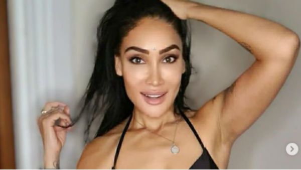 ఒంటిపై నూలుపోగు లేకుండా న్యూ ఇయర్ విసెష్: బిగ్ బాస్ బ్యూటీ రచ్చ మామూలుగా లేదుగా!