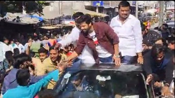 ట్రాఫిక్ జామ్‌తో రచ్చ.. ఇంచు కూడా కదలని కారు.. సోహెల్ క్రేజ్‌కు నిదర్శనమిదే