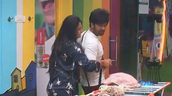 మోనాల్‌పై పడి కొరికేసిన కంటెస్టెంట్.. వెళ్లేలోపు చేయాల్సింది చేసేస్తా