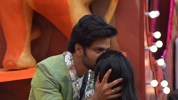 బిగ్ బాస్ హౌస్‌లో అద్భుత దృశ్యం: వాళ్లిద్దరి ముద్దులు, హగ్గులు.. ఫినాలే ముందు సెట్టైపోయింది