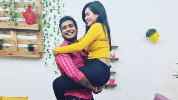 రాహుల్ మీదకు ఎక్కేసిన అషూ రెడ్డి.. ఫ్రెండ్ అంటే అలానే ఉండాలట!!