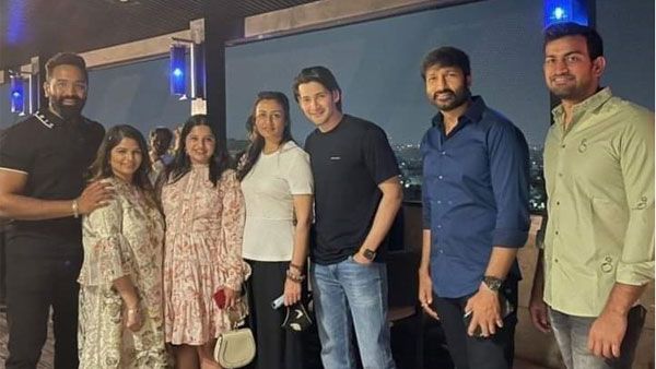 17 ఏళ్ల తరువాత మళ్ళీ ఒకే ఫ్రేమ్‌లో కనిపించిన మహేష్ గోపిచంద్