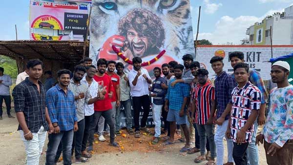 విజయ్ దేవరకొండకు బీర్లతో అభిషేకాలు.. అభిమానుల పిచ్చి మామూలుగా లేదు