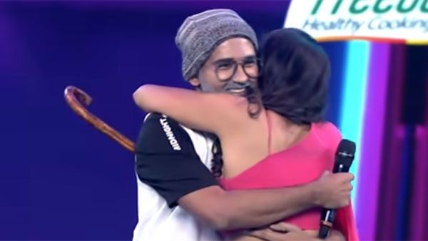 యష్ మాస్టర్ బ్యాక్‌పై కొడుతుంటే.. ముందు నుంచి మోనాల్ కౌగిలింతలు..