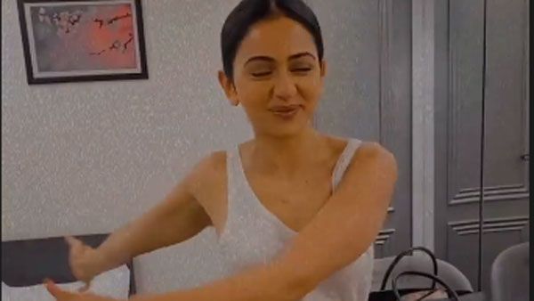 కొత్త మూవీ సెట్‌లో రకుల్.. అలా రచ్చ చేస్తోందిగా!