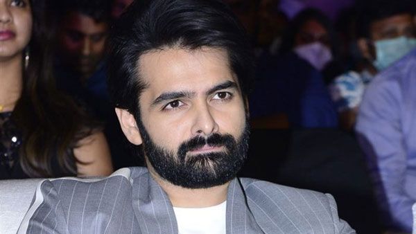 రెడ్ ప్రీ రిలీజ్‌ ఈవెంట్‌లో షాకింగ్ ఘటన: ఆ మూవీ టికెట్ అమ్మిన రామ్.. హీరోపై దారుమైన ట్రోల్స్!