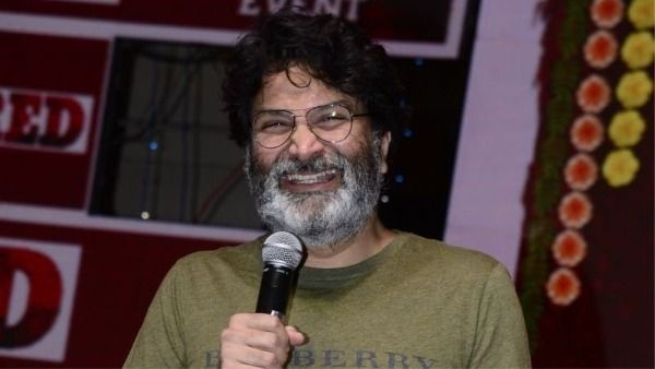 RED ప్రీ రిలీజ్ ఈవెంట్‌లో ఊహించని సంఘటన: ఏడుస్తూ ఆయన కాళ్లు పట్టుకున్న త్రివిక్రమ్