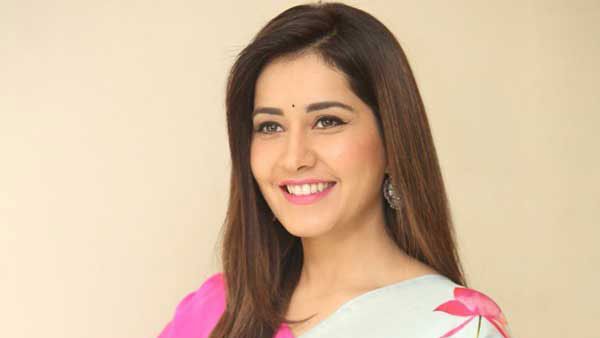 అది మాత్రం కంపల్సరీ అంటూ... గోవాలో రాశీ ఖన్నా రచ్చ