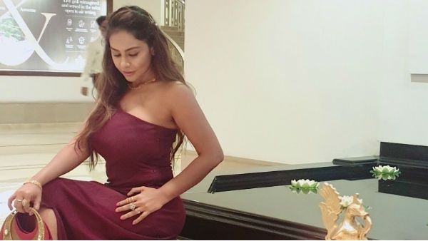 వెనకలా నుంచి ఎవరో ముద్దు.. ఎంత సహజ నటినో కదా.. శ్రీ రెడ్డి పోస్ట్ వైరల్