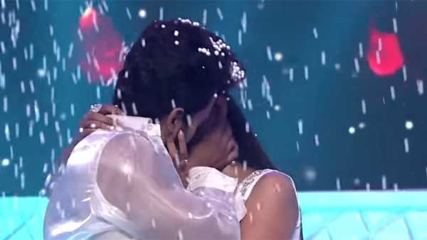 అందరి ముందే లిప్ లాక్.. సీరియల్ నటీనటుల రచ్చ.. దెబ్బకు శ్రీముఖి షాక్