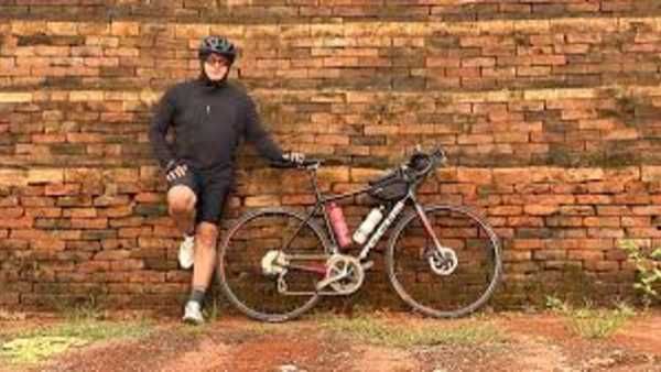 హైదరాబాద్ రోడ్డుపై చాయ్ తాగుతూ కనిపించిన స్టార్ హీరో.. సైకిల్ పైనే ప్రయాణం..