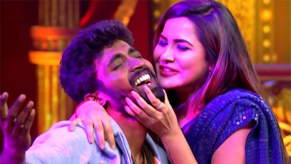 హద్దులు దాటేసింది.. ఏకంగా ముద్దు పెట్టేసింది.. అషూ రెడ్డి పనికి అంతా షాక్