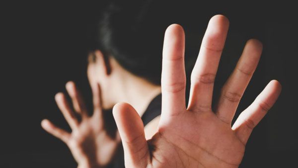 భర్త ముందే టీవీ నటిపై అఘాయిత్యం.. ఫుల్లుగా మద్యం సేవించి కారులో..