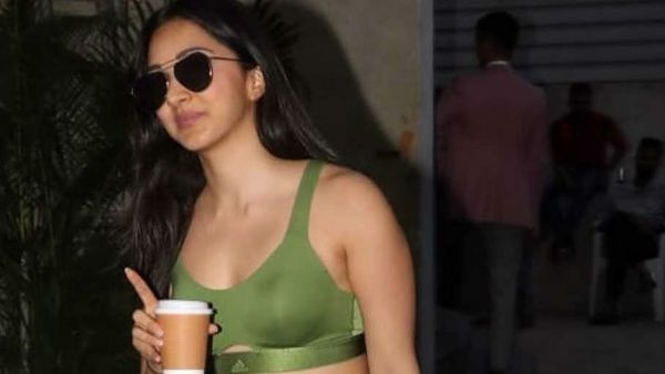 ప్రియుడి ఇంట్లో పట్టుబడ్డ కియారా అద్వానీ.. మీడియా నుంచి తప్పించుకొంటూ..