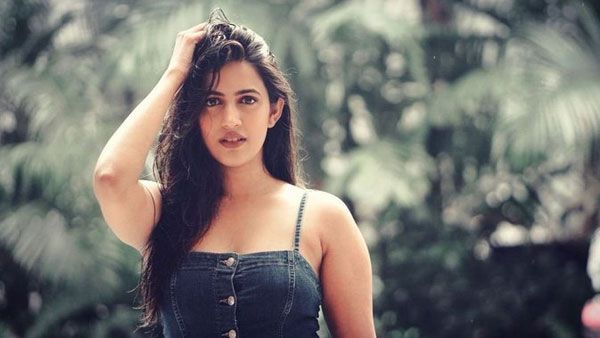 పొట్టి బట్టల్లో పిచ్చెక్కిస్తోంది.. నిహారికను ఎప్పుడూ ఇలా చూసి ఉండరు!