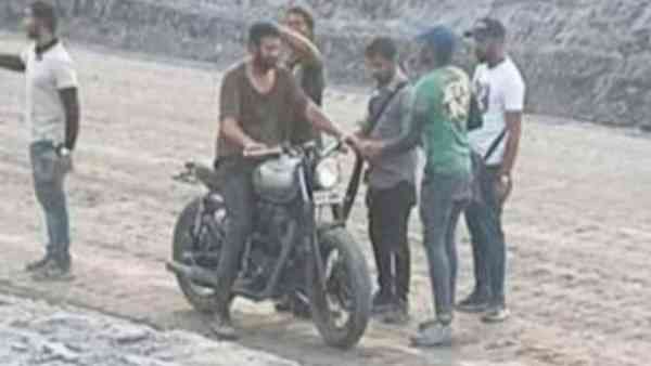 ‘సలార్’ షూటింగ్ స్పాట్ పిక్ లీక్: యాక్షన్ మోడ్‌లో దర్శనమిచ్చిన ప్రభాస్