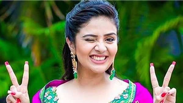 బట్టలు లేని ఫోటో పెట్టమని శ్రీముఖికి నెటిజన్ రిక్వెస్ట్: ‘నగ్నం’ పిక్ పెట్టి షాకిచ్చిన యాంకర్