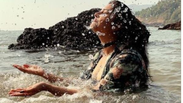 తడిసిన బట్టలతో శ్రీముఖి హాట్ షో: ఎద అందాలను చూపిస్తూ అలా.. గతంలో ఎన్నడూ చూడని విధంగా!