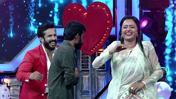 డైరెక్టర్ కళ్లలో కళ్లు పెట్టి చూసిన యాంకర్ సుమ.. ఆ ఇద్దరితో పీక్స్‌లో రొమాన్స్