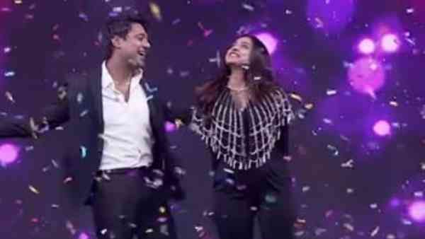 వరుణ్ సందేశ్ వితికా సందేశ్ రొమాన్స్.. తట్టుకోలేకపోయిన యాంకర్ సుమ