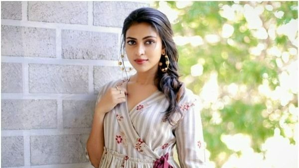 షర్ట్ విప్పేసి సెగలు రేపుతోన్న అమలా పాల్: దానికి ఒప్పుకుంటే దారుణం జరుగుతుందంటూ షాకింగ్ పోస్ట్