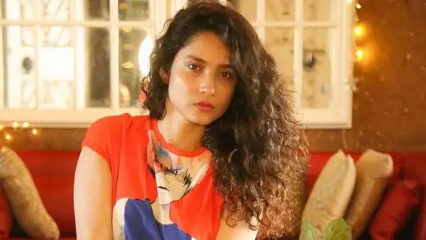 ఆఫర్ ఇస్తా పడుకొంటావా? గదిలోకి పిలిచి దక్షిణాది స్టార్ హీరో దారుణంగా... సుశాంత్ మాజీ ప్రేయసికి చేదు అనుభవం