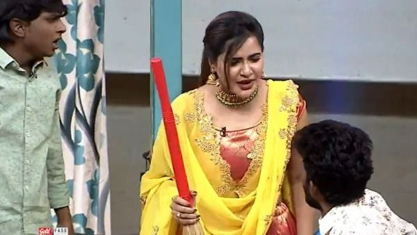 అలా పిలవడంతో షాక్.. ఎక్స్‌ప్రెస్ హరిని కాలితో ఎగిరి తన్నిన అషూ!