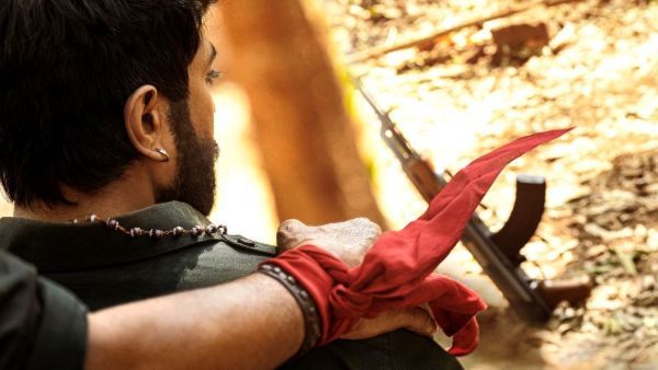 ఆచార్య నుంచి మరో పవర్ఫుల్ స్టిల్.. చరణ్ భుజంపై మెగాస్టార్ హ్యాండ్.. ఎదురుగా AK47