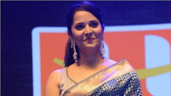 అనసూయకు షాకిచ్చిన సనారే: ఏకంగా అందరి ముందే ఆమెనలా టచ్ చేసి.. వెంటనే కాళ్లు పట్టుకున్న యాంకర్!