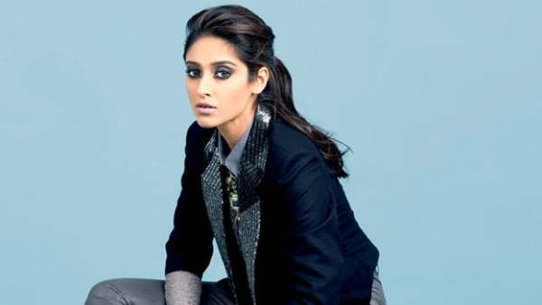 బాడీలోని ఆ పార్టు చూపించిన ఇలియానా: హాట్ సెల్ఫీ వీడియోతో రచ్చ.. ఏకంగా దగ్గరకు పెట్టి షాకిచ్చింది