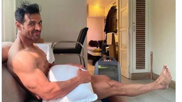 నగ్నంగా జాన్ అబ్రహం.. దిడ్డు అడ్డం పెట్టుకొని సెక్సీగా..