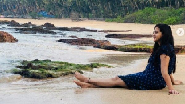 సముద్రపు ఒడ్డున అలా.. సేదతీరుతోన్న లాస్య.. గోవాలో రచ్చ రచ్చ!