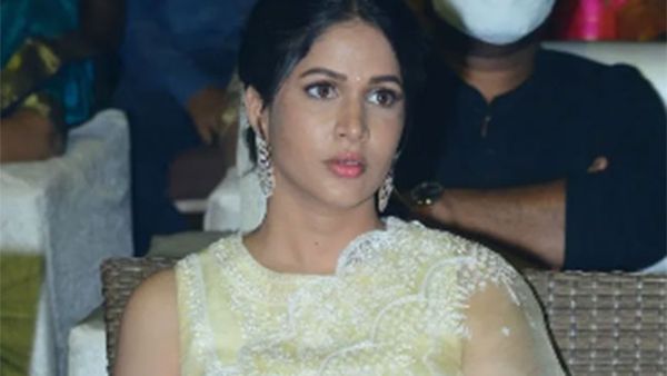 సినిమాలో రొమాన్స్ చేసి.. స్టేజ్ పైన హీరోను 'అన్న' అనేసిన హీరోయిన్.. అందరూ షాక్