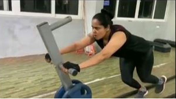 అక్కా కుస్తీ పోటీలకా? నెటిజన్ తుంటరి ప్రశ్నకు ప్రగతి షాకింగ్ రిప్లై