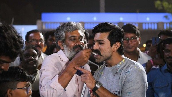 ఈ రేంజ్ సర్ ప్రైజ్ ఊహించని రామ్ చరణ్.. ఆనందంలో రాజమౌళిని హత్తుకున్న చెర్రీ