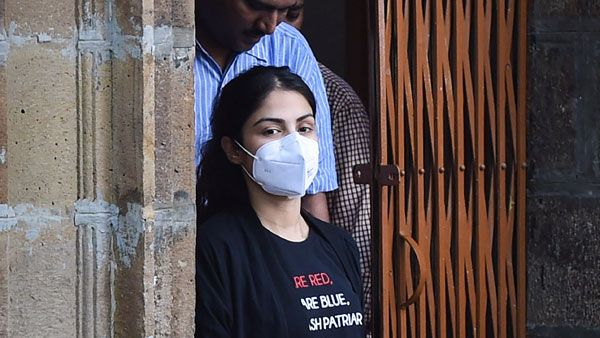 పీకల్లోతు కష్టాల్లో రియా చక్రవర్తి.. 12 వేల పేజీల చార్జిషీట్.. లాయర్ షాకింగ్ కామెంట్స్!