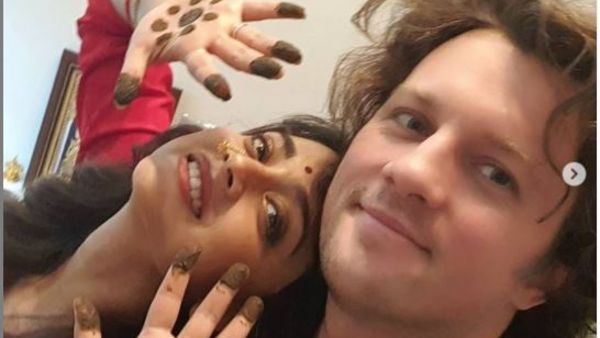 భర్త పక్కన ఉండగానే శ్రీయకు షాక్.. గుండె అరచేతిలో పట్టుకొని భయంతో..