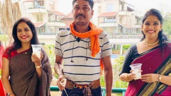 ముంత కల్లుతో సింగర్ సునీత.. చేతిలో కల్లు గ్లాస్, పక్కన మరో యాంకర్ కూడా..