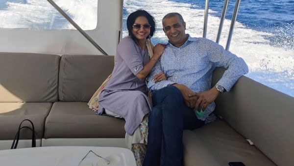 భర్తతో కలిసి బీచ్‌లో సింగర్ సునీత ఎంజాయ్: తొలిసారి అలా కనిపించడంతో షాకైపోతున్న జనాలు